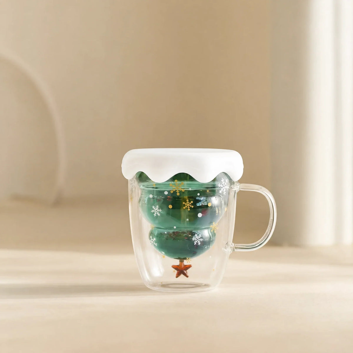 Double-Wall Glass Mug with Christmas Tree Design, Lid, and Snowflake Details (300 ml)