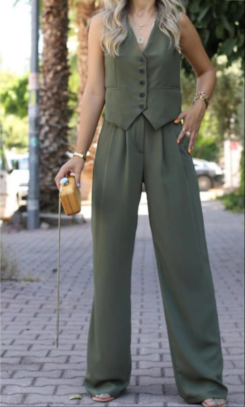 Elegant Women's Set with Sleeveless Top
