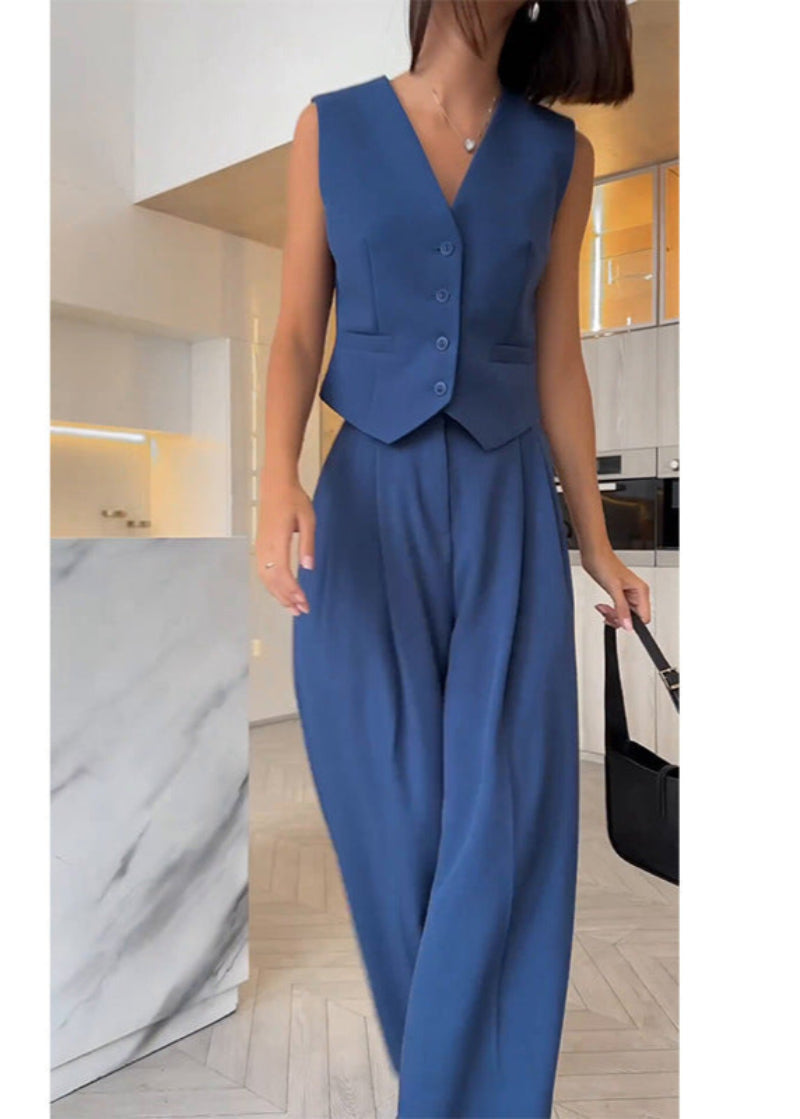 Elegant Women's Set with Sleeveless Top