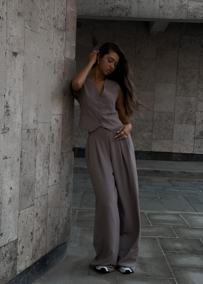 Elegant Women's Set with Sleeveless Top