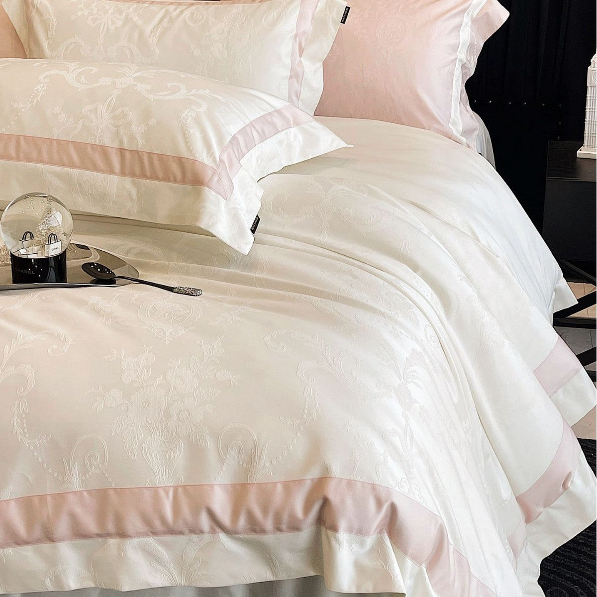 Jacquard Cotton Sateen Bed Linen Set with Delicate Medallion Pattern and Satin Border